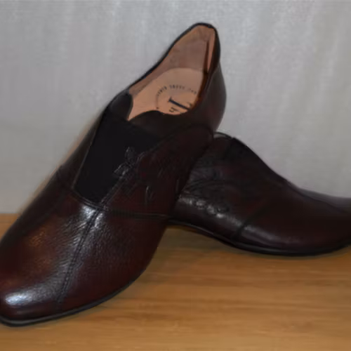 Vinröd loafer på liten klack med diskret blommönster - Think!