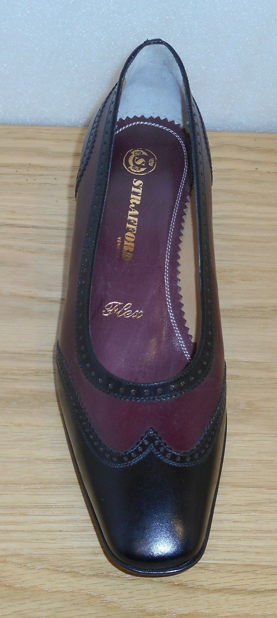Svart/vinröd pumps från italienska Strafford