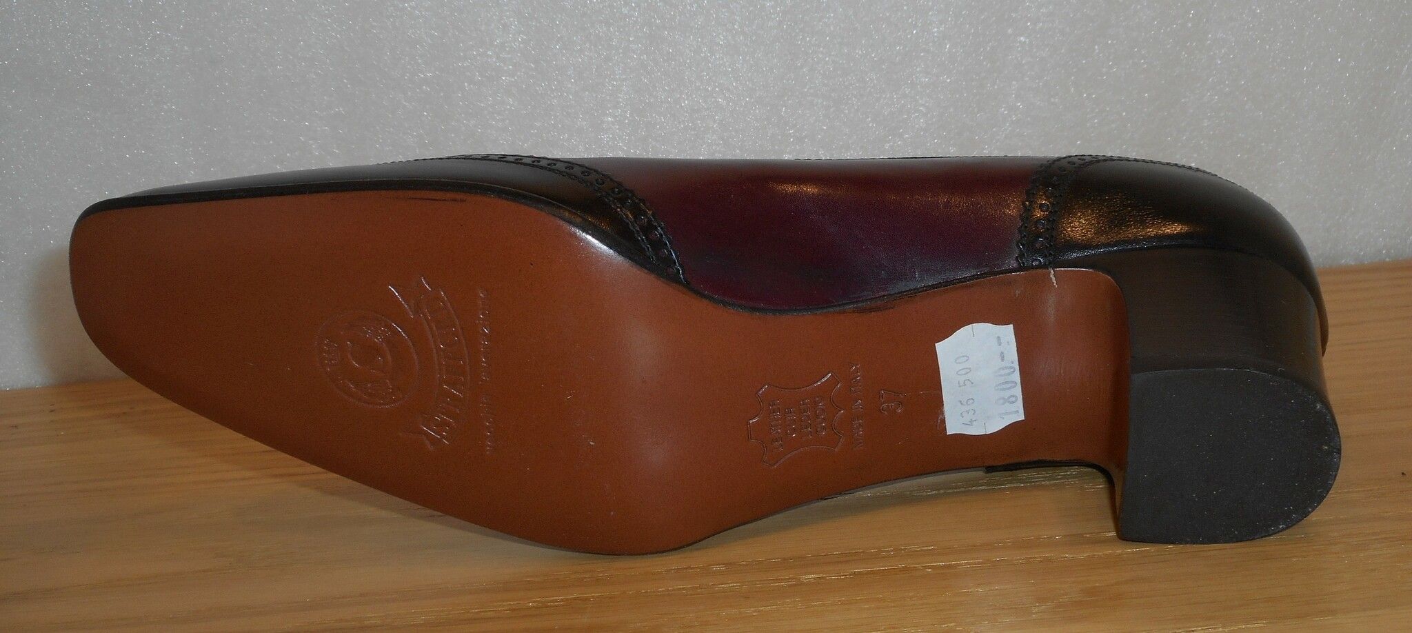 Svart/vinröd pumps från italienska Strafford