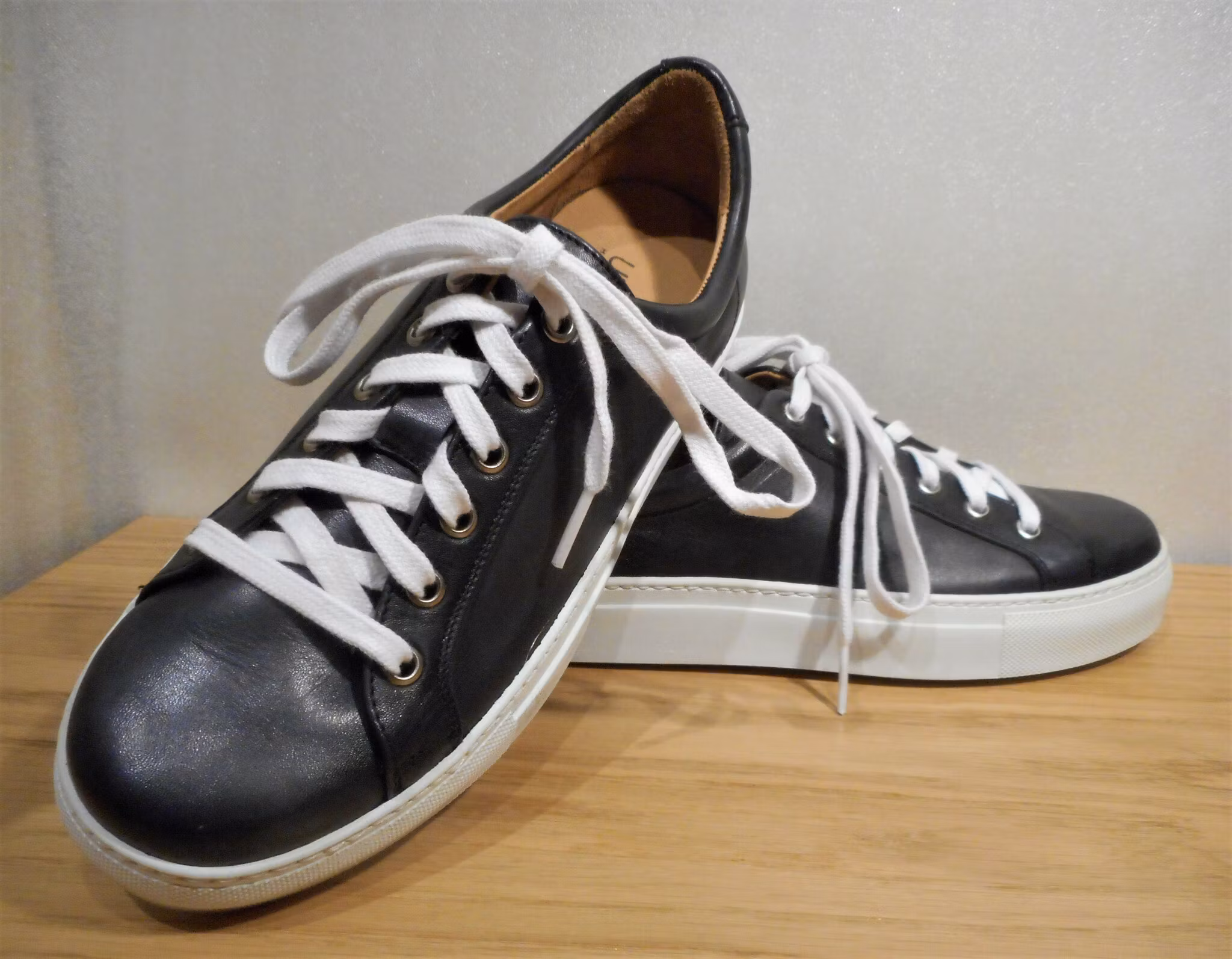 Svart sneaker med vit sula - fabrikat Umber