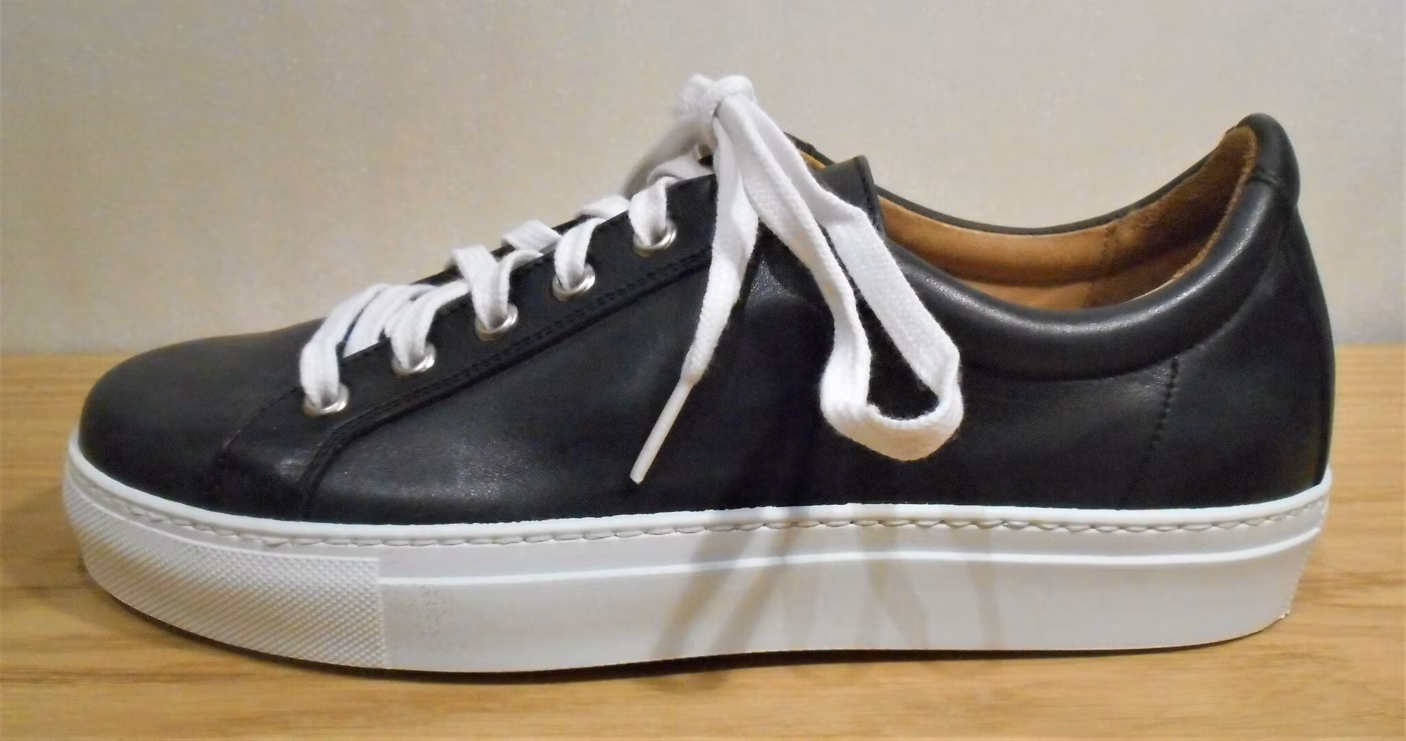 Svart sneaker med vit sula - fabrikat Umber