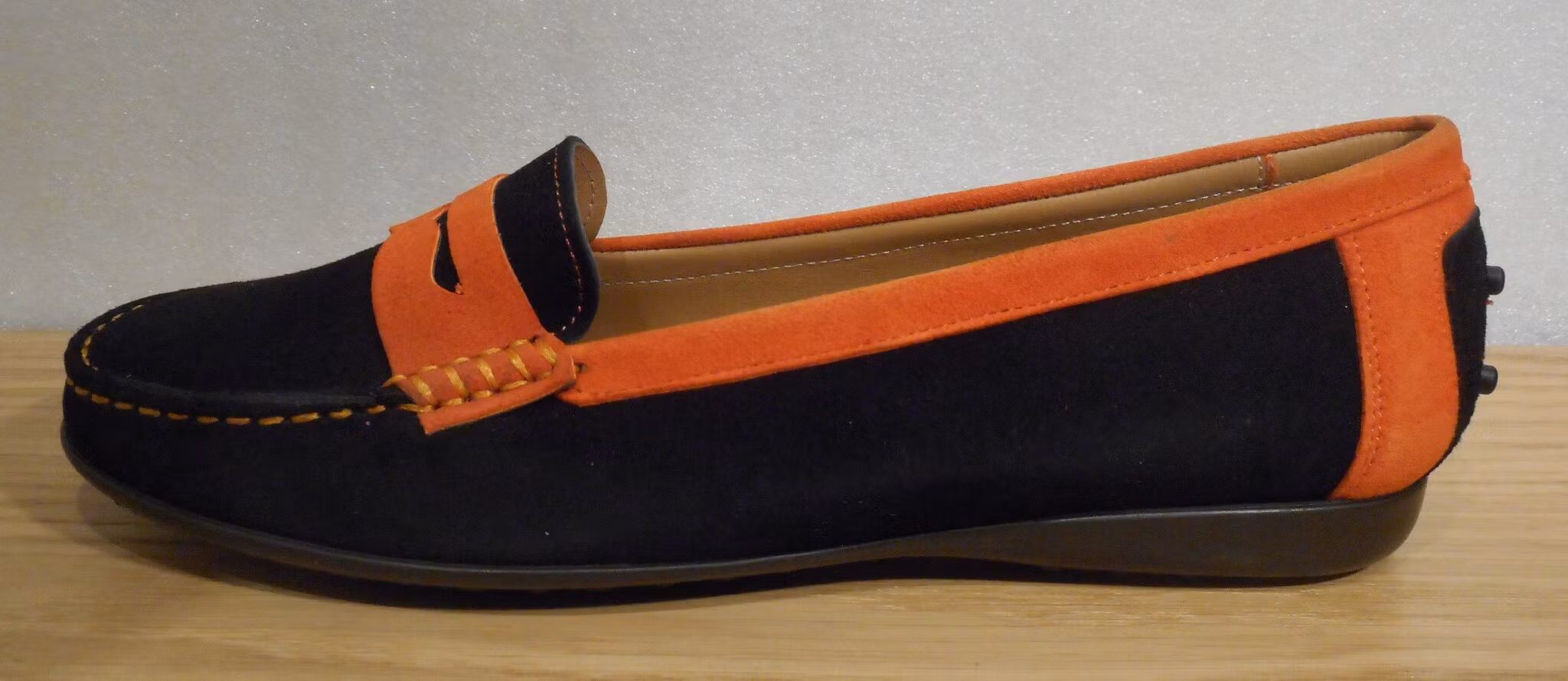 Svart/orange mockasin från spanska Amberone