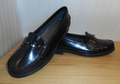 Svart, klassisk loafer med mörkt spänne - fabrikat Amberone