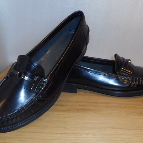 Svart, klassisk loafer med mörkt spänne - fabrikat Amberone