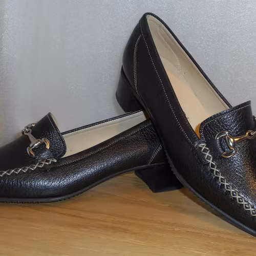 Svart loafer med silverbetsel och naturfärgade dekorsömmar - Amberone