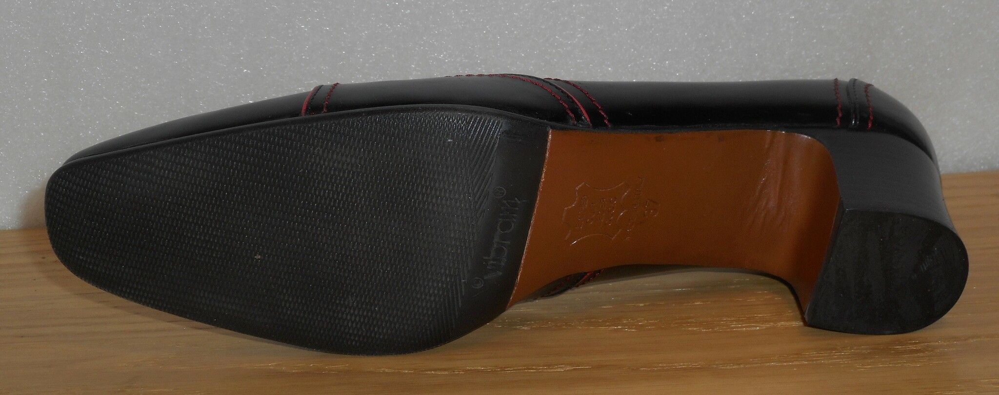 Svart loafer på klack, med röda detaljer - Strafford