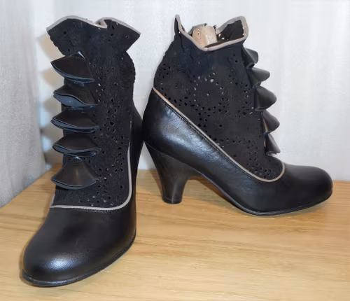 Svart boots med spets och rynk - fabrikat Vintro