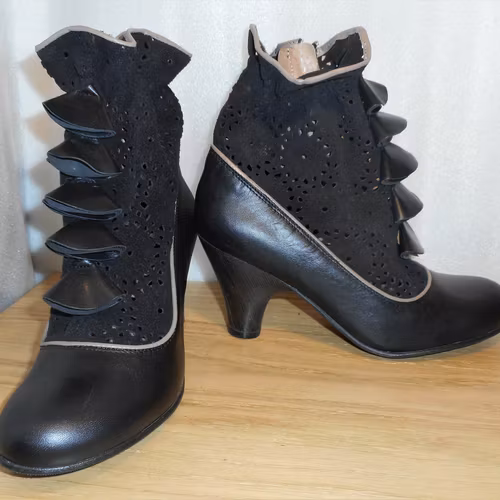 Svart boots med spets och rynk - fabrikat Vintro