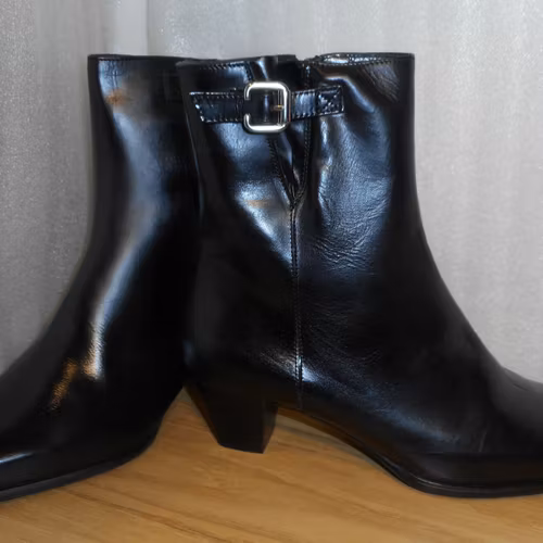 Svart boots med litet silverspänne - fabrikat Amberone