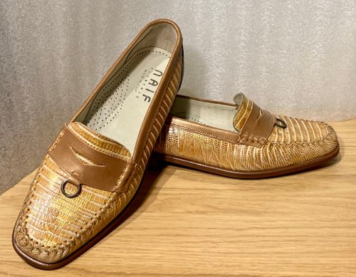 Brun reptilmönstrad loafer från italienska NAïF