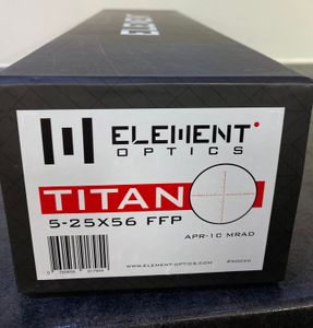Element Optics Titan 5–25×56 FFP – Långhållssikte med 34mm tub och APR-1C riktmedel