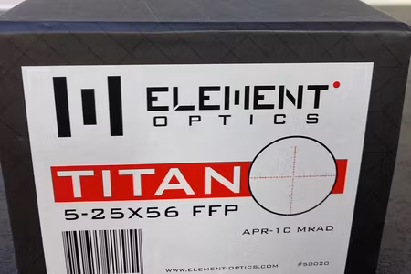 Element Optics Titan 5–25×56 FFP – Långhållssikte med 34mm tub och APR-1C riktmedel