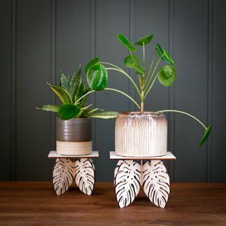 Piedestal för minikrukor – Monstera blad