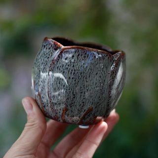 Minikruka Sora 6 cm – blomformad keramik
