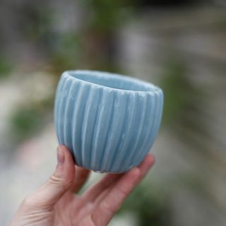 Minikruka Noomi 6 cm – blågrå glaserad keramik