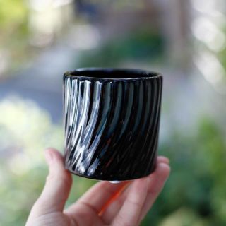 Minikruka Helix 6 cm – Keramikkruka med vridna räfflor