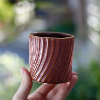 Minikruka Helix 6 cm – Keramikkruka med vridna räfflor