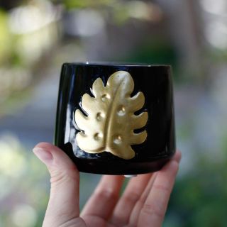 Minikruka Monstera Gold 6 cm – Keramikkruka med guldblad
