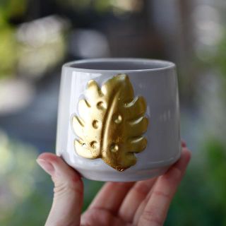 Minikruka Monstera Gold 6 cm – Keramikkruka med guldblad