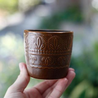 Minikruka Runa 6 cm – Keramikkruka med dekorativ relief