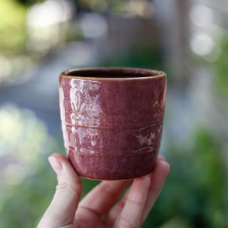 Minikruka Runa 6 cm – Keramikkruka med dekorativ relief