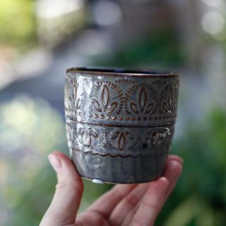 Minikruka Runa 6 cm – Keramikkruka med dekorativ relief