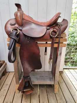 Distanssadel ?  15 " Fqhb 92 gr i vinkel, 59 cm lång