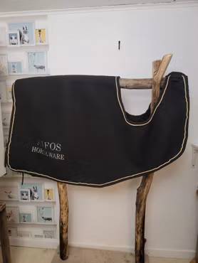 Skrittäcke i tjock fleece stl 135 cm från Aifos Horseware