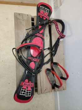 Läckert set med Träns stl cob, Gjord 65 cm och Stigbyglar dam i hallonrött och rosa