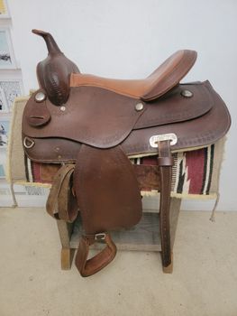 Westernsadel märkeslös  16" Sqhb 66 cm lång inklusive pad och gjord
