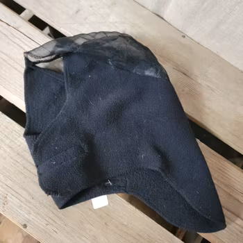 Huva att ha under hjälm från Hansbo