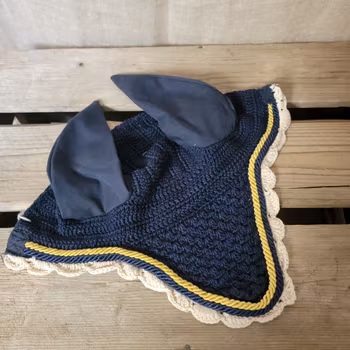 Huva i mörkblått med gul och beige kant stl full