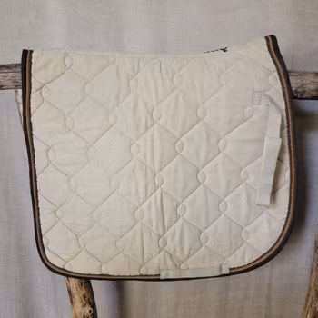 Dressyrschabrak stl full i beige mockaliknande tyg med brun och kopparfärgad kant