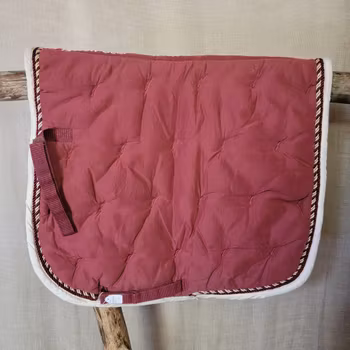 Dressyrschabrak stl full från Jacson i vinrött med beige kant