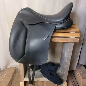 Wintec 500 dressyrsadel i syntet 18" med svart järn. Sadelskydd medföljer