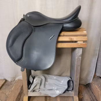 Wintec 500 Allroundsadel i syntet 18"  grönt koppjärn sitter i. Sadelskydd medföljer