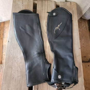 Chaps svarta stl 12 år long från Dyon