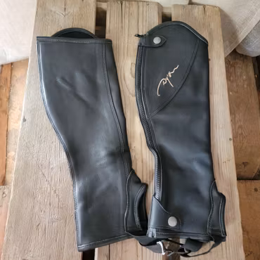 Chaps svarta stl 12 år long från Dyon