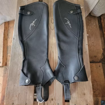Chaps svarta stl M från Dyon