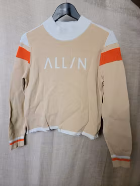 Stickad tröja i beige med orange och vita detaljer stl M från ALL/N