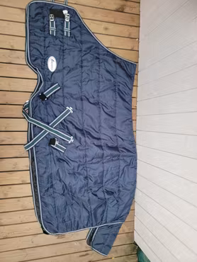 Stalltäcke 200 gr 135 cm från Onehorse