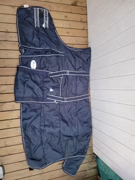 Stalltäcke 300 gr 145 cm med magplatta från Onehorse