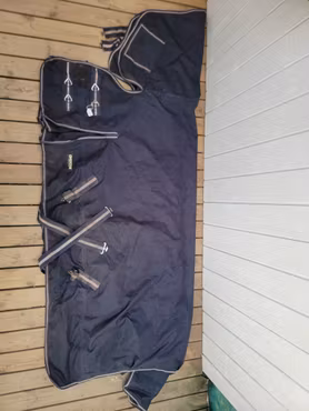 Vintertäcke med fast hals 115 cm ca 300 gr från Onehorse