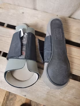 Benskydd stl M från Eskadron i grått