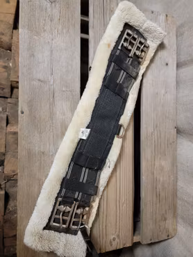 Syntetgjord med minkfleece och resår på båda sidorna 45 cm