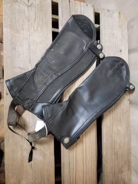 Chaps i konstskinn stl 8-10 år från CRW