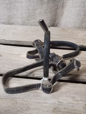 Gummiklädda sporrar snedställda med läderremmar dam