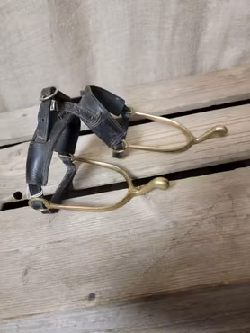 Mässingssporrar med läderremmar vuxen