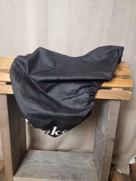 Sadelskydd i tunnt svart tyg från Hööks