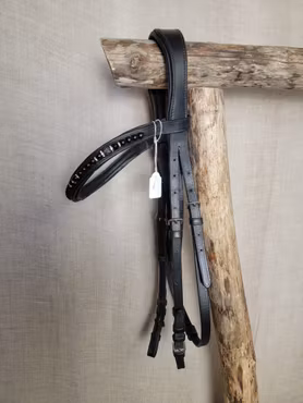 Träns stl full i svart med silverspännen